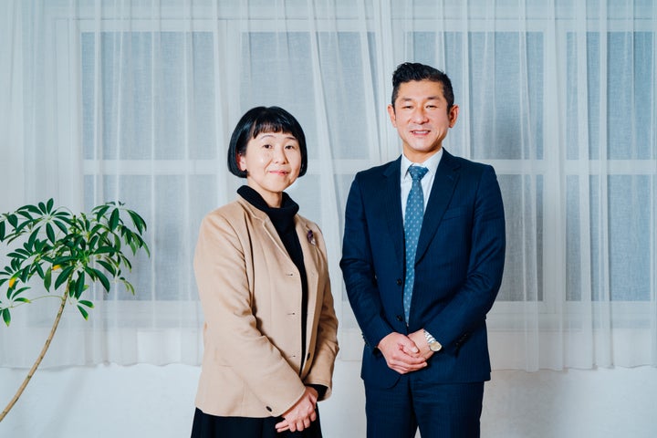 低料金の塾を経営する笑い飯の哲夫さん(右)、子ども食堂、無料学習支援などの活動を続ける認定NPO法人豊島子どもWAKUWAKUネットワーク理事長・栗林知絵子さん(左)