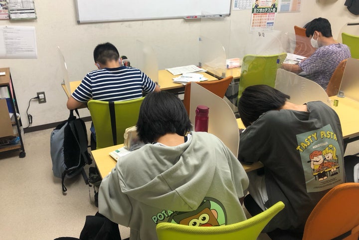 寺子屋こややで学ぶ子どもたち