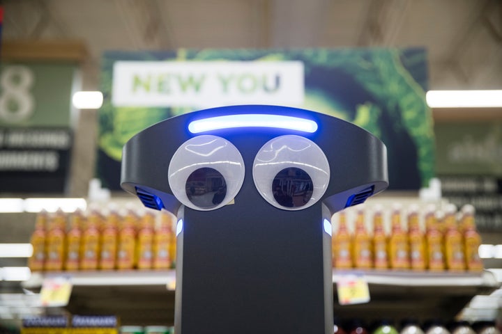 「ジャイアント・フード・ストア」で働く、ロボットのマーティー(2019年1月15日)