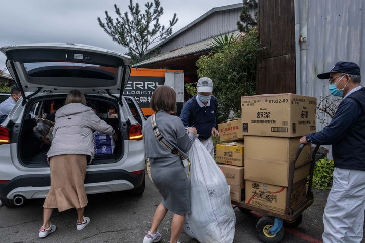 Εθελοντές από την Ταιβάν μεταφέρουν τρόφιμα στην Τουρκία.