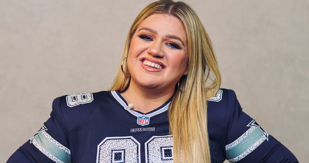NextImg:Kelly Clarkson Tweaks 'Since U Been Gone' To Mock Brady At Super Bowl Awards Show