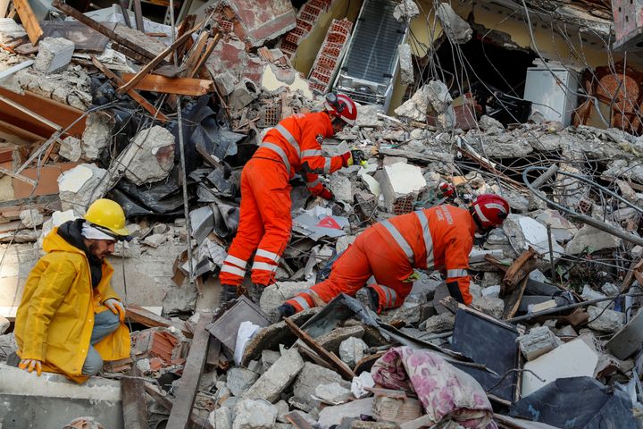 Μέλη μιας ομάδας έρευνας και διάσωσης εργάζονται στον χώρο ενός κτιρίου που κατέρρευσε, καθώς η έρευνα για επιζώντες συνεχίζεται, μετά τον φονικό σεισμό, στο Χατάι της Τουρκίας, 9 Φεβρουαρίου 2023.REUTERS/Kemal Aslan