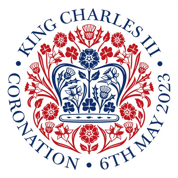 Το επίσημο έμβλημα της στέψης του Βασιλιά Καρόλου που σχεδιάστηκε από τον Τζόνι Άιβι, παρουσιάστηκε από τα Ανάκτορα του Μπάκιγχαμ.