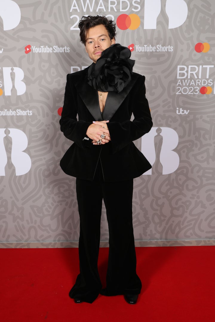 Harry Styles assiste aux BRIT Awards 2023 à l'O2 Arena