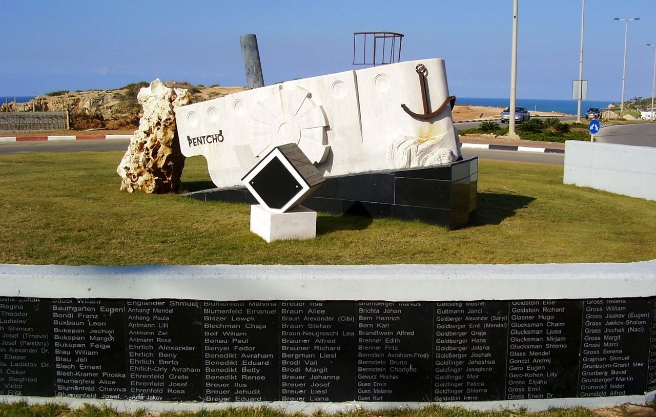 Μνημείο για το ναυάγιο του PENTCHO στη Netanya του Ισραήλ.