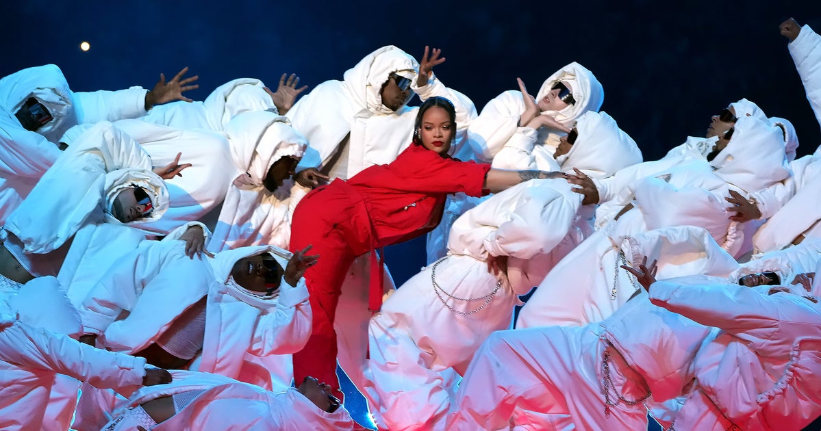 NextImg:Rihanna's Marshmallowy Backup Dancers Are This Year's Super Bowl Meme