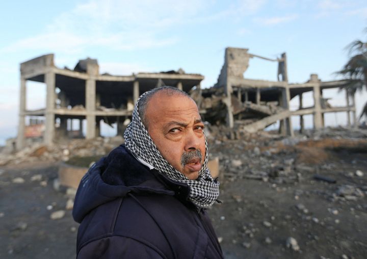 Ένας Παλαιστίνιος απεικονίζεται κοντά σε μια κατεστραμμένη αίθουσα γάμου μετά από επίθεση από ισραηλινά αεροσκάφη, στην πόλη της Γάζας, 13 Φεβρουαρίου 2023.