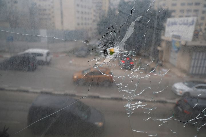 Aυτοκίνητα φαίνονται μέσα από ένα κατεστραμμένο παράθυρο στον απόηχο μιας επιδρομής του ισραηλινού στρατού στη Ναμπλούς στην κατεχόμενη από το Ισραήλ Δυτική Όχθη, 13 Φεβρουαρίου 2023. REUTERS