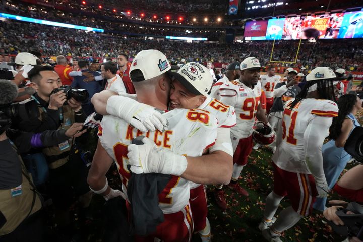Ο Τράβις Κέλς (αριστερά) από τους Κάνσας Σίτι Τσίφς αγκαλιάζει τον συμπαίκτη του, Γιώργο Καρλαύτη αφού κέρδισαν τον αγώνα ποδοσφαίρου NFL Super Bowl 57, Κυριακή 12 Φεβρουαρίου 2023.
