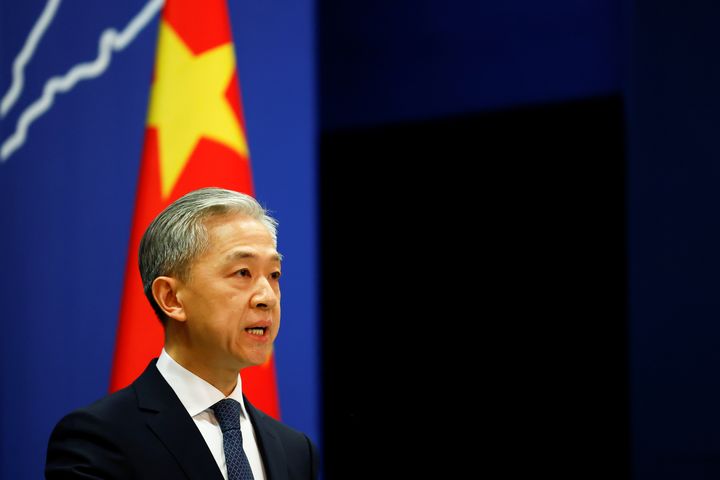 Ο εκπρόσωπος του κινεζικού υπουργείου Εξωτερικών Ουάνγκ Ουενμπίν μιλάει κατά τη διάρκεια συνέντευξης Τύπου στο Πεκίνο, Κίνα, 3 Μαρτίου 2022.