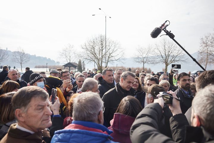 Ο Κυρ. Μητσοτάκης περπάτησε στους δρόμους της Καστοριάς και συνομίλησε με κατοίκους