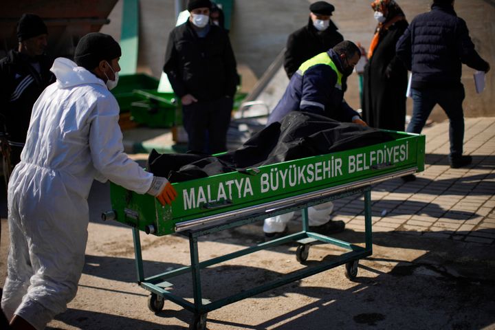 Εργάτες μεταφέρουν ένα θύμα του σεισμού στο νεκροτομείο του Σεχίρ στη Μαλάτια, Τουρκία, Κυριακή, 12 Φεβρουαρίου 2023. Έξι ημέρες μετά από έναν τεράστιο σεισμό που σκότωσε χιλιάδες ανθρώπους στη Συρία και την Τουρκία, η θλίψη και η δυσπιστία μετατρέπονται σε οργή και ένταση για όσους αισθάνονται ότι υπήρξε μια αναποτελεσματική, άδικη και δυσανάλογη απάντηση στην ιστορική καταστροφή. (AP Photo/Francisco Seco)