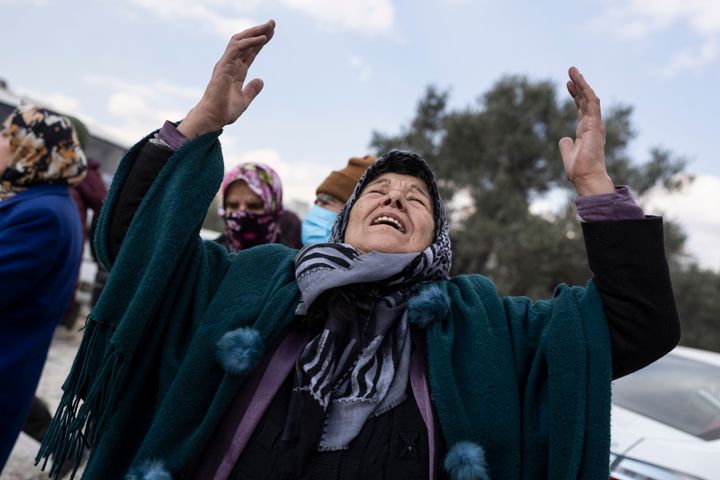 Η 65χρονη Atari Kales θρηνεί για τη νύφη της και τα δύο εγγόνια της κοντά στο κτίριο που κατέρρευσε και στο οποίο είχαν παγιδευτεί στην Aντιόχεια. Σάββατο, 11 Φεβρουαρίου 2023. Τ (AP Photo/Petros Giannakouris)