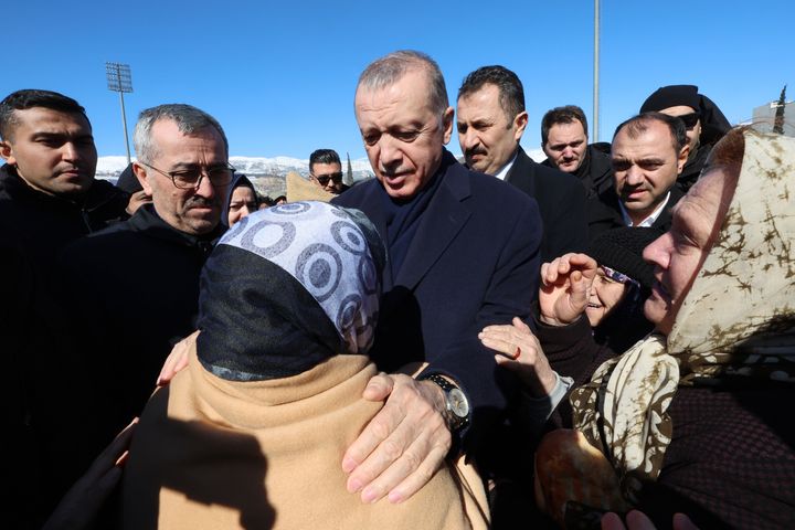 O Τούρκος Πρόεδρος Ρετζέπ Ταγίπ Ερντογάν μιλά με έναν επιζώντα κατά τη διάρκεια επίσκεψης στο κέντρο της πόλης Καχραμανμάρας, που καταστράφηκε από ισχυρό σεισμό, στη νότια Τουρκία, στις 8 Φεβρουαρίου 2023. (Presidencia de Turquía vía AP, archivo)