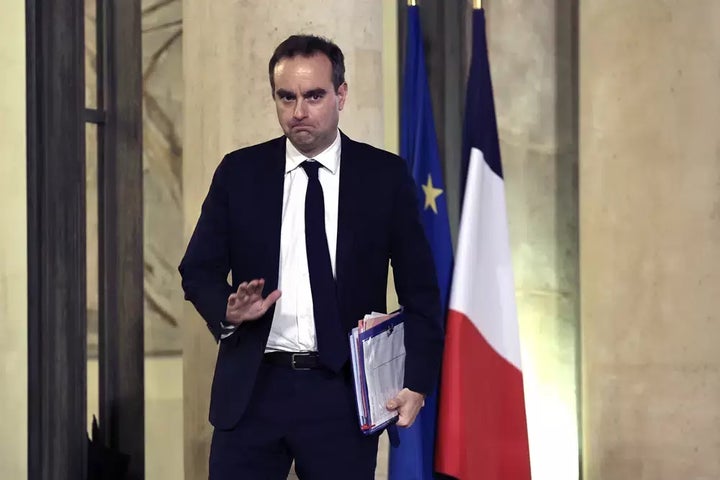 ARQUIVO - O ministro da Defesa francês, Sebastien Lecornu, espera no Palácio do Eliseu em 26 de janeiro em Paris. Lecornu denunciou a forma como os soldados franceses implantados na África são representados em um filme da Marvel como "falso e enganoso."