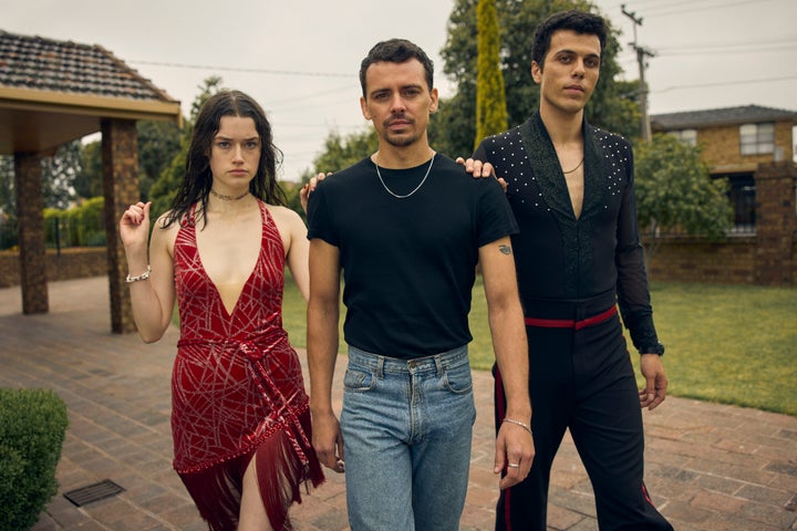 "de uma idade" estrelado por Hattie Hook (esquerda), Thom Green e Elias Anton.