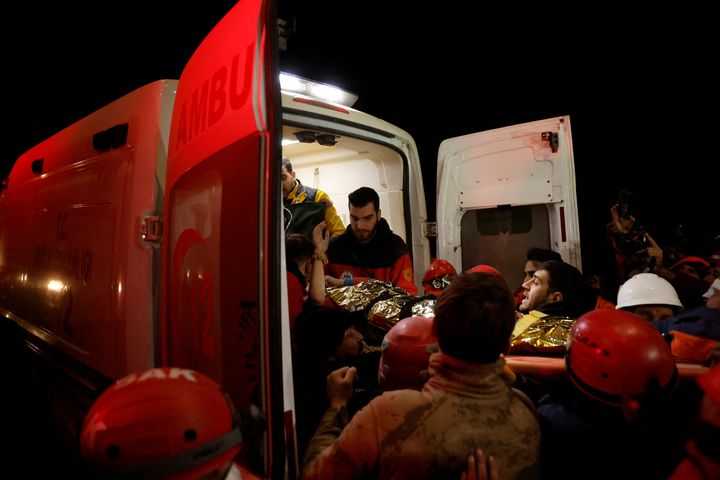 Οι διασώστες μεταφέρουν τη Φάτμα, μια 15χρονη, σε ένα ασθενοφόρο αφού διασώθηκε από τα ερείπια ενός κτιρίου που κατέρρευσε ώρες μετά τον σεισμό, στο Χατάι της Τουρκίας στις 14 Φεβρουαρίου 2023.
