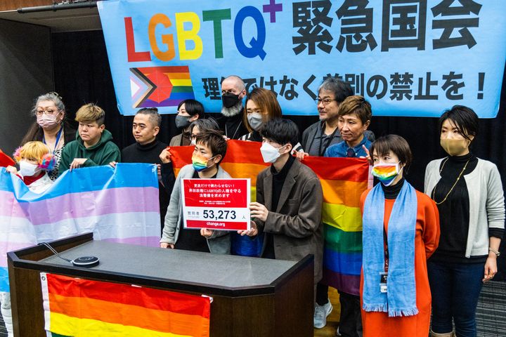 性的マイノリティ当事者への差別を禁止する法整備を求める集会の参加者たち＝2023年2月14日撮影、東京・永田町