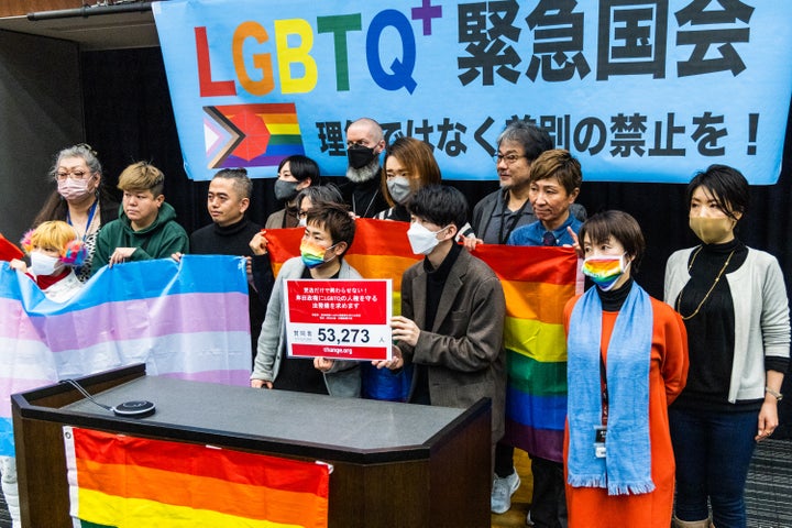 性的マイノリティ当事者への差別を禁止する法整備を求める集会の参加者たち=2023年2月14日撮影、東京・永田町