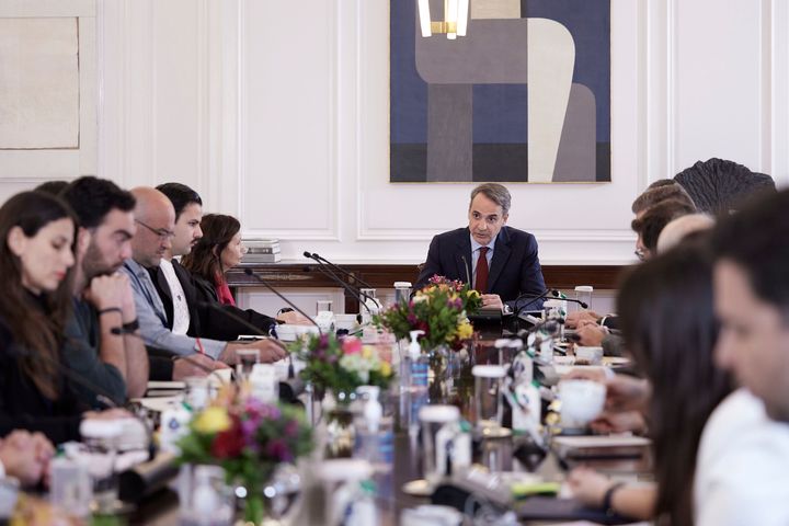 Στιγμιότυπο από την συνάντηση του πρωθυπουργού με τους εκπροσώπους των καλλιτεχνών