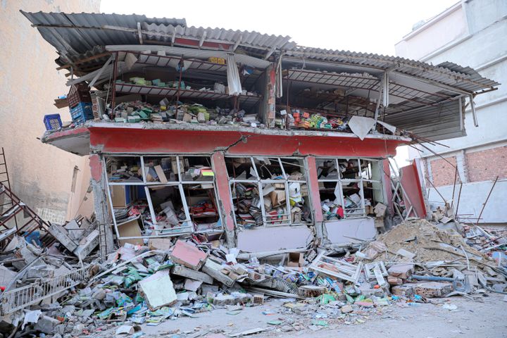 ΧΑΤΑΪ, ΤΟΥΡΚΙΑ - 15 ΦΕΒΡΟΥΑΡΙΟΥ: Άποψη διώροφου κτιρίου που κατέρρευσε μετά από σεισμούς 7,7 και 7,6 Ρίχτερ έπληξαν πολλές επαρχίες της Τουρκίας συμπεριλαμβανομένου του Χατάι στις 15 Φεβρουαρίου 2023.