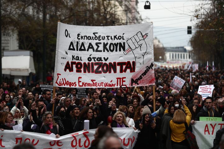Πανεκπαιδευτικό συλλαλητήριο στην Αθήνα, Τετάρτη 15 Φεβρουαρίου 2023. ΔΟΕ και ΟΛΜΕ πραγματοποίησαν 24ωρη πανεκπαιδευτική απεργία ενάντια στην ατομική αξιολόγηση, που εφαρμόζεται ήδη στους νεοδιόριστους των σχολείων του Βορείου και Νοτίου Αιγαίου, της Πελοποννήσου και της Κρήτης.