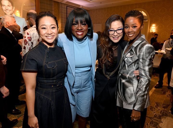 Los actores Stephanie Hsu, Viola Davis, Michelle Yeoh y Thuso Mbedu en los Premios AFI el 13 de enero en Los Ángeles.  Las mujeres protagonizaron o coprotagonizaron "Todo en todas partes a la vez" y "la mujer rey," dos de las 16 películas más taquilleras en 2022 que presentaban a mujeres de color como protagonistas. 