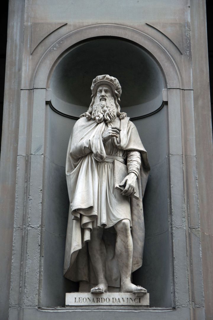A statue of Leonardo Da Vinci is at the Uffizi Gallery in Florence. It was created by Luigi Pampaloni