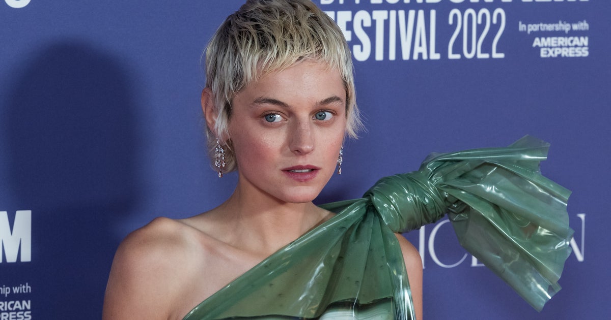 Emma Corrin Recalls Reaction To Coming Out As Non-Binary | HuffPost UK Entertainment - Vimarsana News