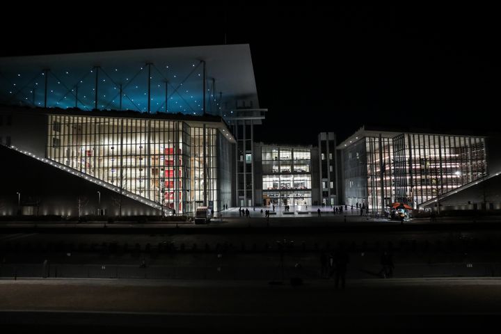 Το κτήριο του Ιδρύματος Πολιτσμού Σταύρος Νιάρχος πριν από το σβήσιμο των φώτων για την Ώρα της Γης το Σάββατο 27 Μαρτίου 2021. (EUROKINISSI/ΓΙΑΝΝΗΣ ΠΑΝΑΓΟΠΟΥΛΟΣ)
