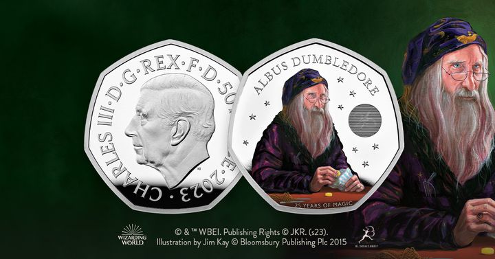 Το επόμενο νόμισμα της συλλογής νομισμάτων "Χάρι Πότερ" κυκλοφόρησε στη Βρετανία, με τον Διευθυντή του Χόγκουαρτς, τον καθηγητή Άλμπους Ντάμπλντορ. Επιπλέον, είναι το πρώτο νόμισμα 50 π. της σειράς που εμφανίζει το πορτρέτο του Βασιλιά Κάρολου.