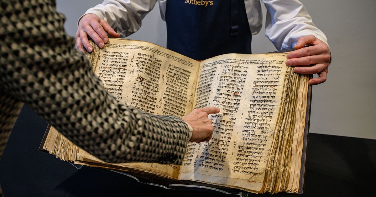 La Bible hébraïque ancienne pourrait rapporter 50 millions de dollars aux enchères, devenant le livre le plus cher jamais vendu