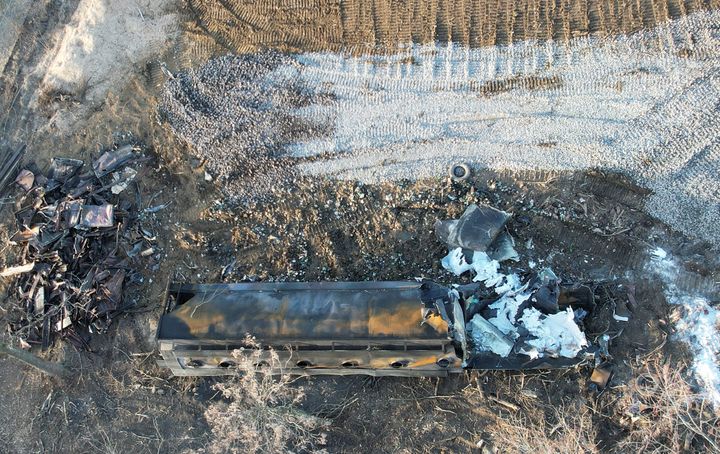 Ένα καμένο κοντέινερ εμφανίζεται στο σημείο όπου χύθηκαν τοξικά χημικά μετά από εκτροχιασμό τρένου, στην Ανατολική Παλαιστίνη, Οχάιο, ΗΠΑ, 15 Φεβρουαρίου 2023. REUTERS/Alan Freed