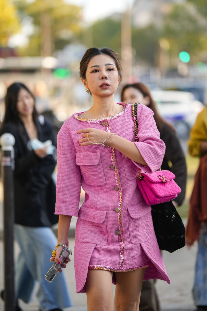 Mίνι ροζ τσάντα Chanel. Εβδομάδα Μόδας του Παρισιού για την άνοιξη και το καλοκαίρι του 2023.
