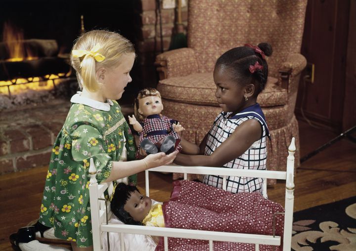 Zahlreiche "Puppentests" haben gezeigt, dass Kinder weiße Puppen gegenüber schwarzen Puppen bevorzugen, als Ergebnis von Botschaften, die Kinder von der Gesellschaft über Rassenpräferenzen erhalten.
