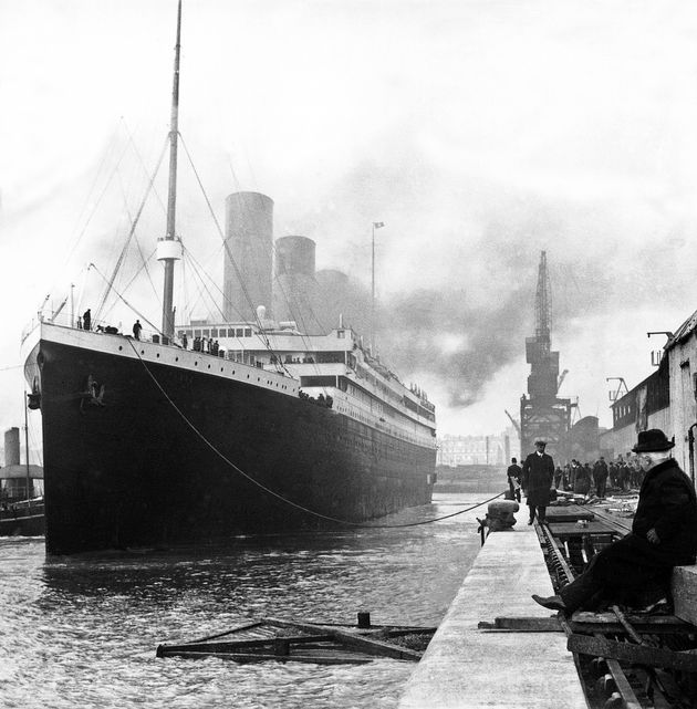 初航海で沈没する前の1912年4月10日、イギリスのサウサンプトン港で撮影された豪華客船タイタニック