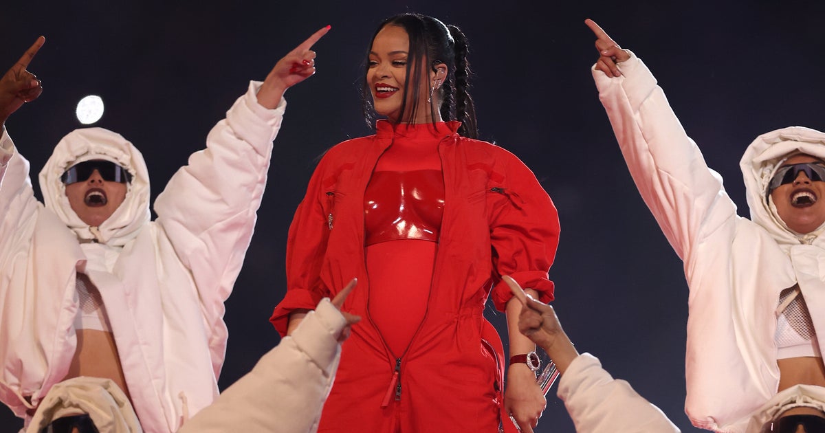 NextImg:Rihanna's Super Bowl Pregnancy Reveal Left Her Dancers In Shock, Too