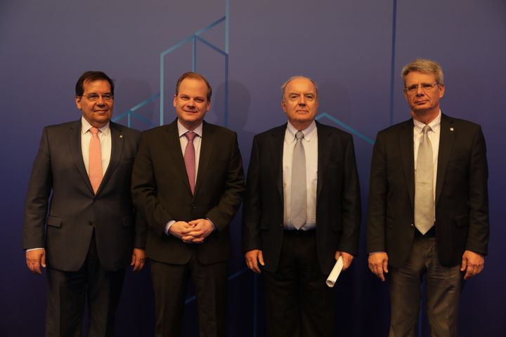 Από αριστερά: Ο Πρύτανης του ΕΜΠ κ. Ανδρέας Μπουντουβής, ο Υπουργός Υποδομών και Μεταφορών κ. Κώστας Καραμανλής, ο Πρόεδρος και Διευθύνων Σύμβουλος του Ομίλου ΓΕΚ ΤΕΡΝΑ, κ. Γιώργος Περιστέρης, ο Αντιπρύτανης του Εθνικού Μετσόβιου Πολυτεχνείου κ. Ευάγγελος Σαπουντζάκης.