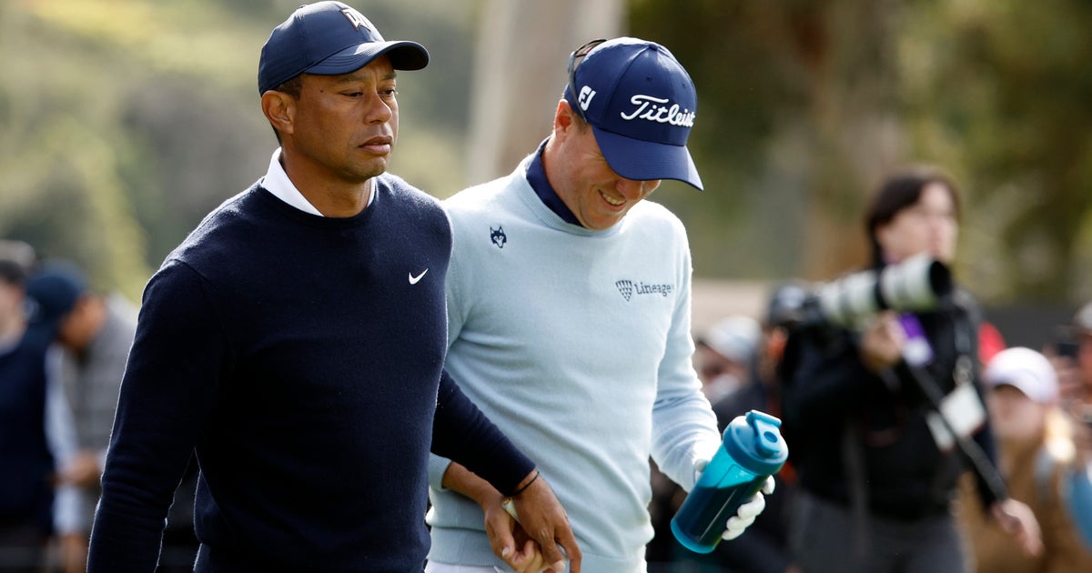 NextImg:Tiger Woods Hands Tampon To Justin Thomas During Tournament And They Laugh