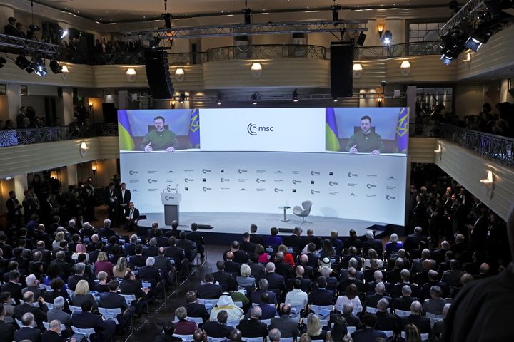ΜΟΝΑΧΟ, ΓΕΡΜΑΝΙΑ - 17 ΦΕΒΡΟΥΑΡΙΟΥ: Ο Ουκρανός πρόεδρος Volodymyr Zelenskyy μιλά μέσω σύνδεσης βίντεο στη Διάσκεψη Ασφαλείας του Μονάχου 2023 (MSC) στις 17 Φεβρουαρίου 2023 στο Μόναχο της Γερμανίας. Η Διάσκεψη Ασφάλειας του Μονάχου συγκεντρώνει ηγέτες από όλο τον κόσμο και πραγματοποιείται στις 17-19 Φεβρουαρίου. Ο συνεχιζόμενος πόλεμος της Ρωσίας στην Ουκρανία κυριαρχεί στην ατζέντα. (Photo by Johannes Simon/Getty Images)