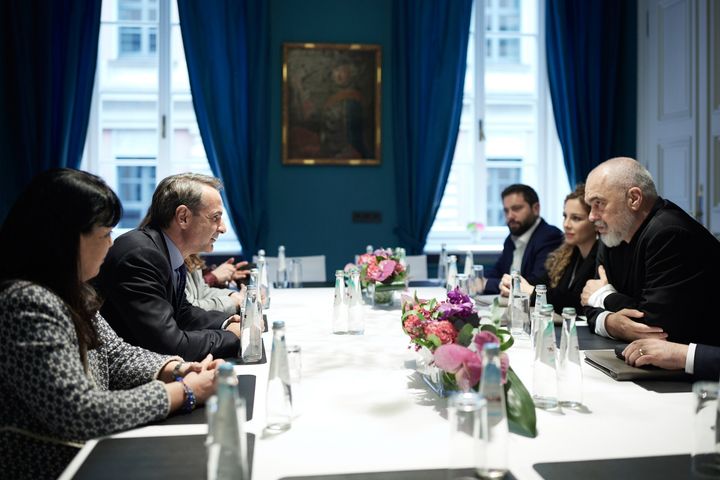 Ο Ελληνας πρωθυπουργός, Κυριάκος Μητσοτάκης συνομιλεί με τον Αλβανό ομόλογό του, Εντι Ράμα