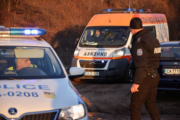 Ένα ασθενοφόρο αναχωρεί από το σημείο αφού τουλάχιστον 18 άνθρωποι βρέθηκαν νεκροί στη Βουλγαρία σε ένα εγκαταλελειμμένο φορτηγό κοντά στην πρωτεύουσα Σόφια, σύμφωνα με το Υπουργείο Εσωτερικών