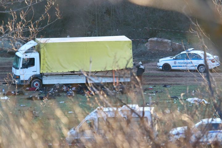 Τα πτώματα των μεταναστών φαίνονται δίπλα σε ένα φορτηγό κοντά στη Σόφια, Βουλγαρία, 17 Φεβρουαρίου 2023.