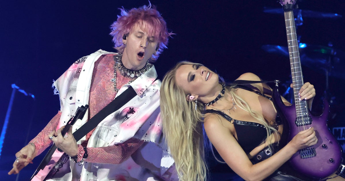 NextImg:Machine Gun Kelly's Guitarist Issues Fiery Statement After Cheating Claims