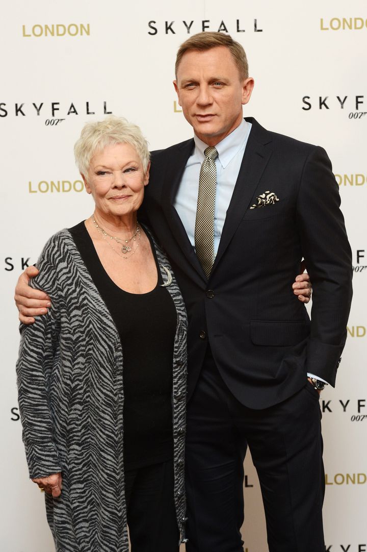 Με τον Ντάνιελ Κρεγκ - Μποντ, για το «Skyfall», 22 Οκτωβρίου 2012, Λονδίνο. (Photo by Dave J Hogan/Getty Images)