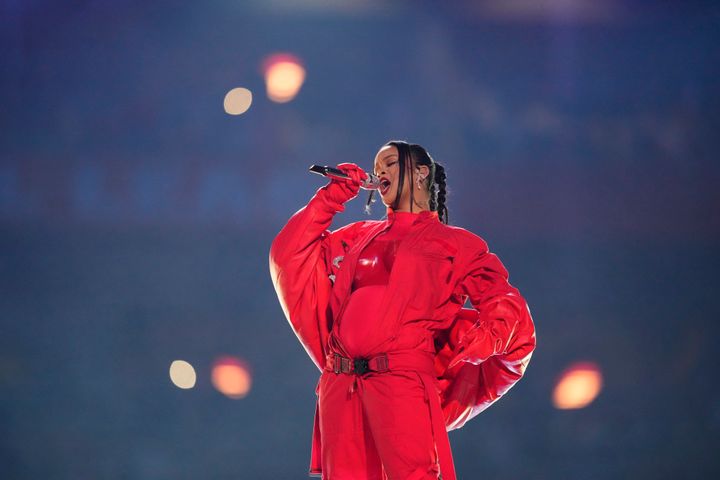 H Rihanna κατά την εμφάνιση της στο ημίχρονο του Super Bowl.