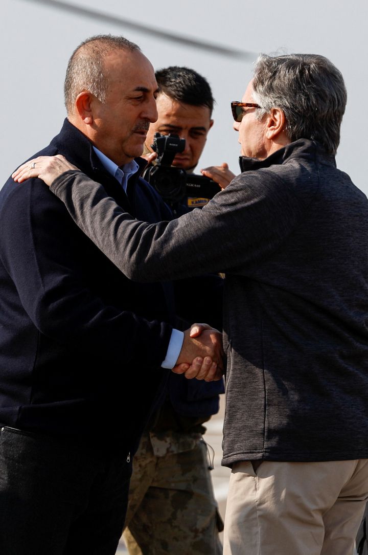 Ο υπουργός Εξωτερικών των ΗΠΑ Άντονι Μπλίνκεν δίνει τα χέρια με τον Τούρκο υπουργό Εξωτερικών Μεβλούτ Τσαβούσογλου, στην αεροπορική βάση Ιντσιρλίκ κοντά στα Άδανα, Τουρκία, 19 Φεβρουαρίου 2023. REUTERS/Clodagh Kilcoyne/Pool