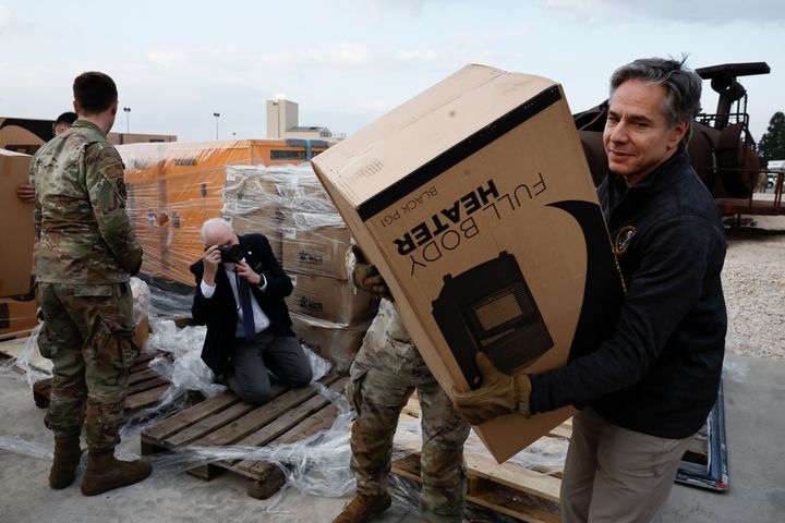 Ο υπουργός Εξωτερικών των ΗΠΑ Antony Blinken βοηθά το στρατιωτικό προσωπικό των ΗΠΑ να φορτώσει βοήθεια σε ένα όχημα, στην αεροπορική βάση Ιντσιρλίκ κοντά στα Άδανα, Τουρκία, Κυριακή 19 Φεβρουαρίου 2023. (Clodagh Kilcoyne/Pool Photo via AP)
