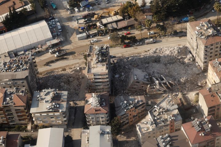 Μια γενική άποψη των ζημιών μετά από έναν θανατηφόρο σεισμό, καθώς ο υπουργός Εξωτερικών των ΗΠΑ Antony Blinken και ο Τούρκος υπουργός Εξωτερικών Μεβλούτ Τσαβούσογλου πραγματοποιούν περιοδεία με ελικόπτερο στις σεισμόπληκτες περιοχές της επαρχίας Hatay της Τουρκίας στις 19 Φεβρουαρίου 2023. REUTERS/Clodagh Kilcoyne/Pool