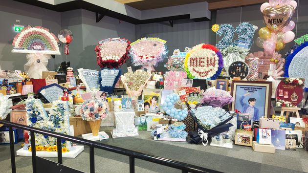 2月にタイで行われたファンミーティングでは、各国のファンからタイの紙幣を集めて花の形に模した「マネーフラワー」が贈られた